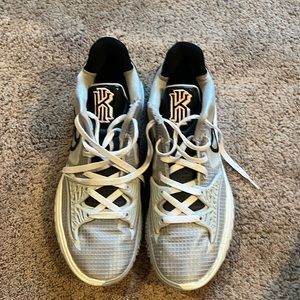 Nike Low Kyrie Irving Basketball shoes